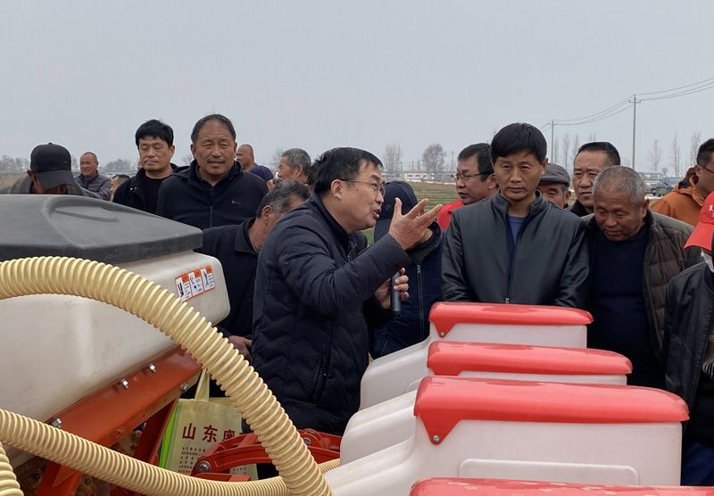 山東奧龍參加陽谷縣高性能播種機(jī)演示現(xiàn)場會(huì)